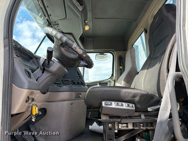 image for item FB8055 2015 Freightliner Cascadia semi truck