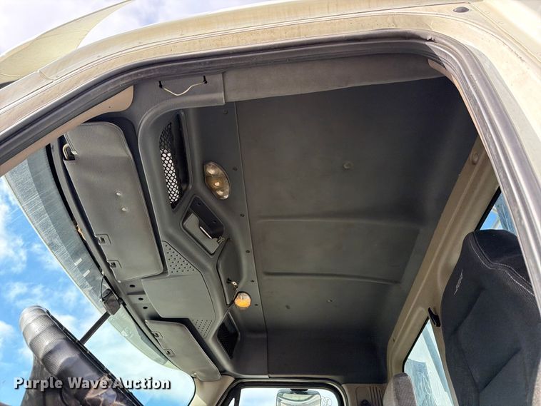 image for item FB8055 2015 Freightliner Cascadia semi truck