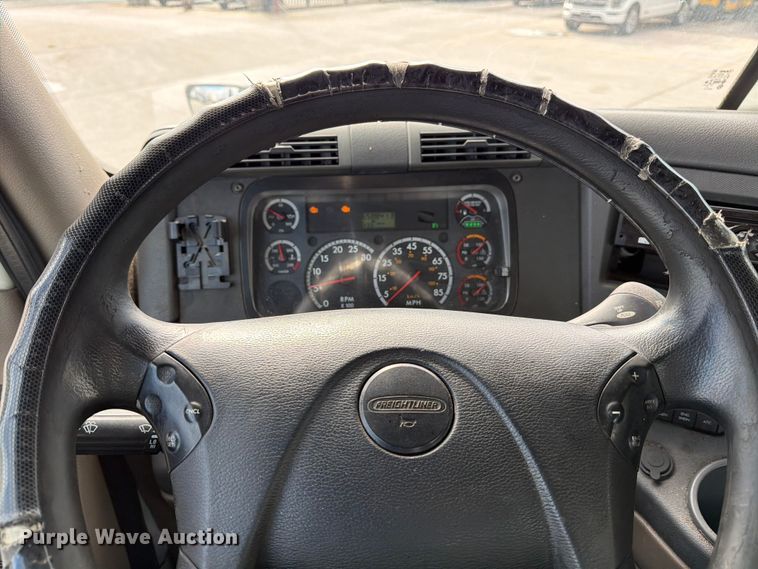 image for item FB8055 2015 Freightliner Cascadia semi truck