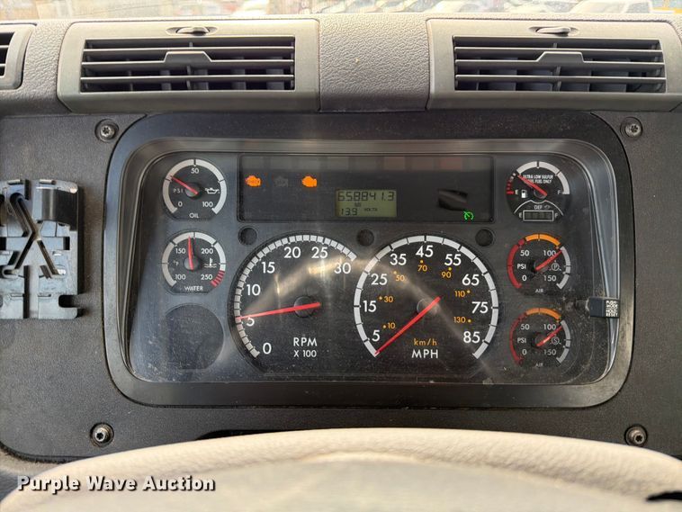 image for item FB8055 2015 Freightliner Cascadia semi truck