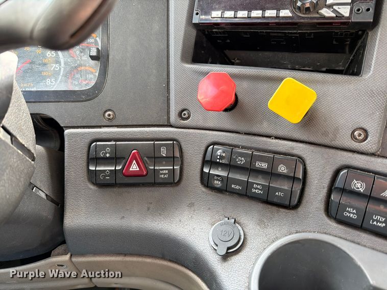 image for item FB8055 2015 Freightliner Cascadia semi truck