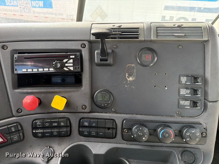 image for item FB8055 2015 Freightliner Cascadia semi truck