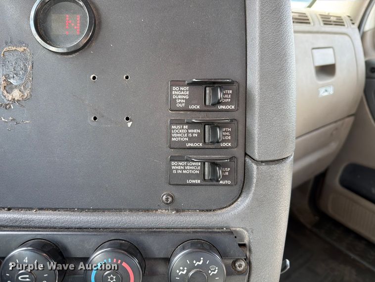 image for item FB8055 2015 Freightliner Cascadia semi truck