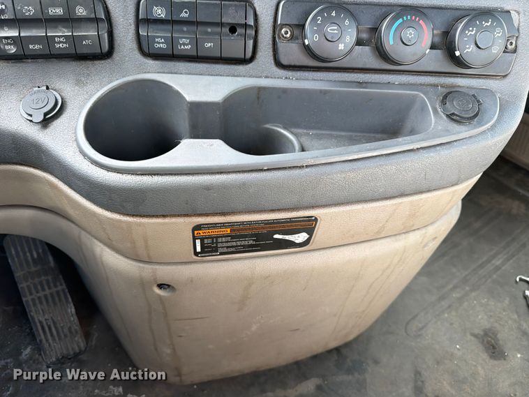 image for item FB8055 2015 Freightliner Cascadia semi truck