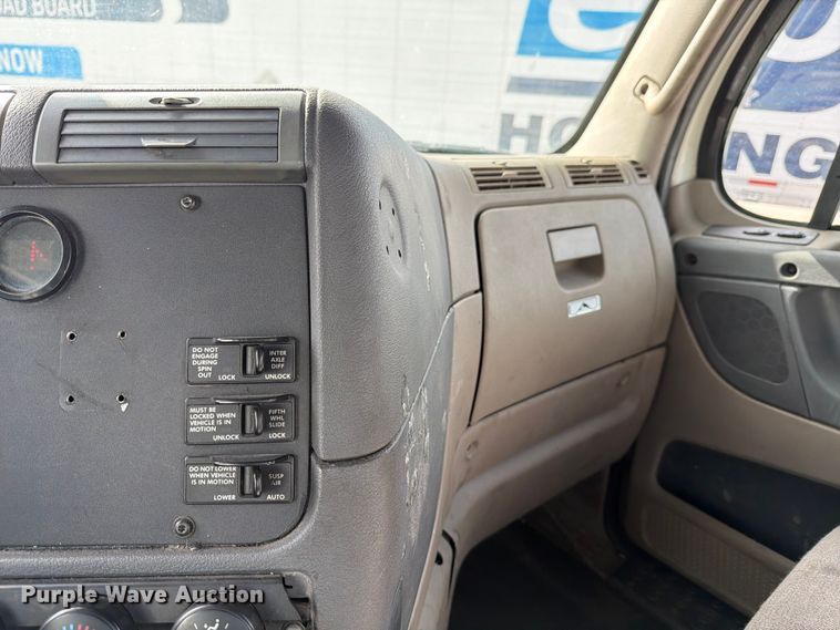 image for item FB8055 2015 Freightliner Cascadia semi truck