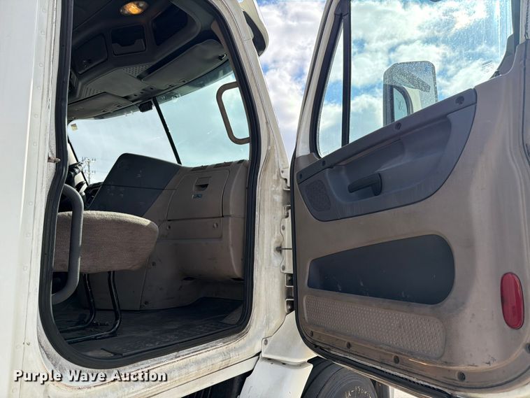 image for item FB8055 2015 Freightliner Cascadia semi truck