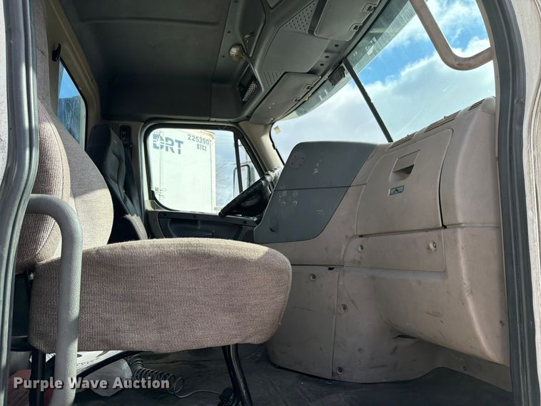 image for item FB8055 2015 Freightliner Cascadia semi truck