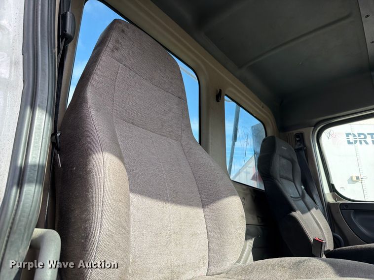 image for item FB8055 2015 Freightliner Cascadia semi truck