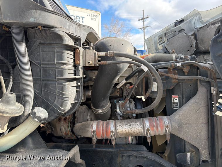 image for item FB8055 2015 Freightliner Cascadia semi truck