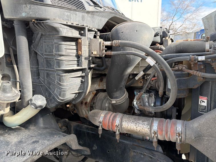 image for item FB8055 2015 Freightliner Cascadia semi truck