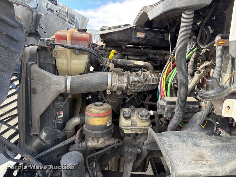 image for item FB8055 2015 Freightliner Cascadia semi truck