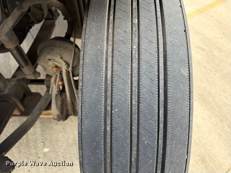 image for item FB8055 2015 Freightliner Cascadia semi truck