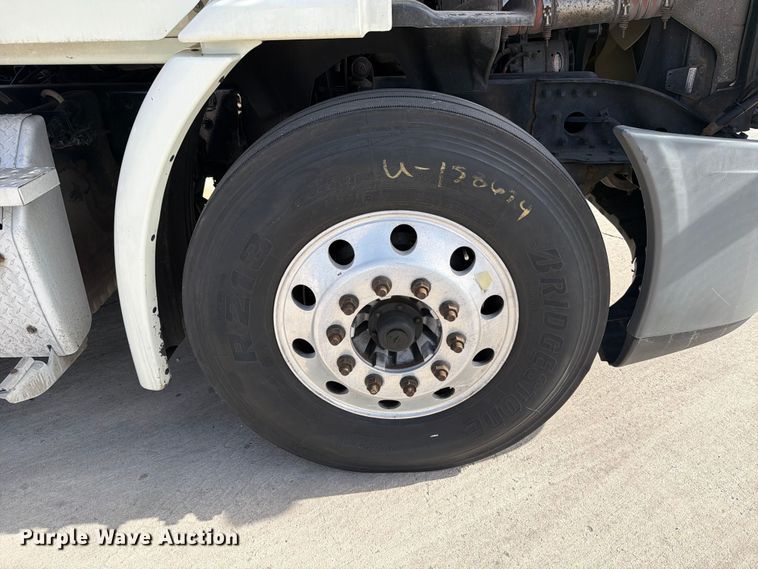 image for item FB8055 2015 Freightliner Cascadia semi truck