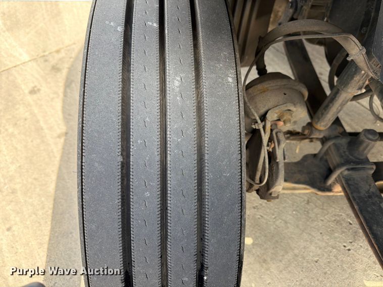 image for item FB8055 2015 Freightliner Cascadia semi truck