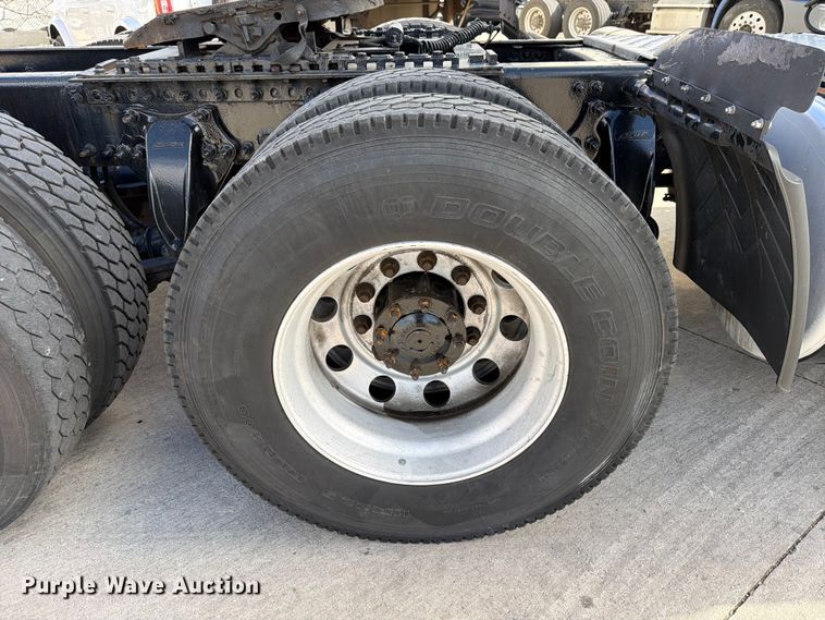 image for item FB8055 2015 Freightliner Cascadia semi truck