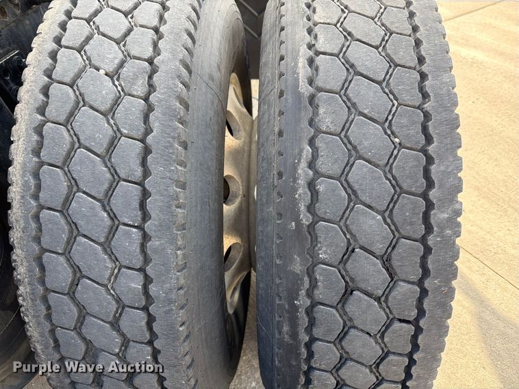 image for item FB8055 2015 Freightliner Cascadia semi truck