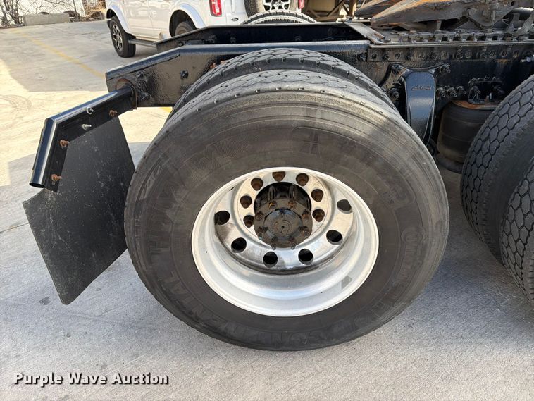 image for item FB8055 2015 Freightliner Cascadia semi truck