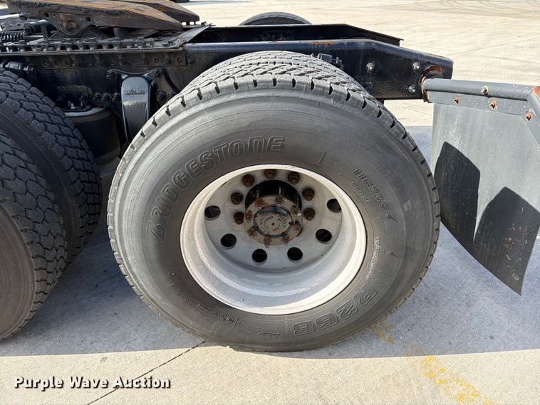 image for item FB8055 2015 Freightliner Cascadia semi truck