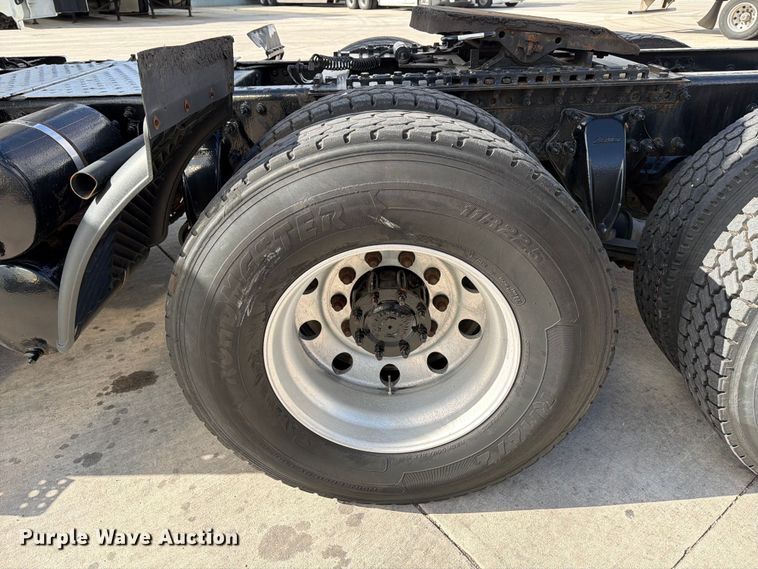 image for item FB8055 2015 Freightliner Cascadia semi truck