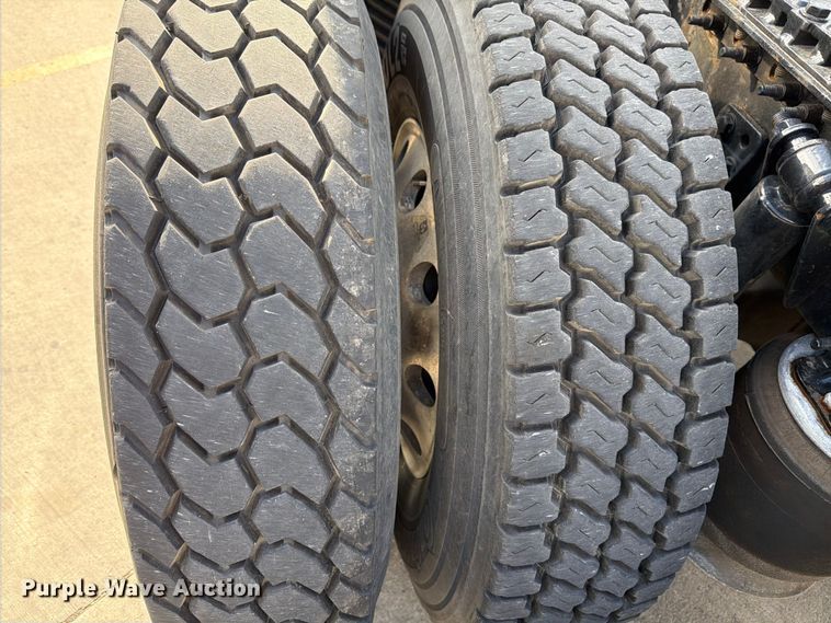 image for item FB8055 2015 Freightliner Cascadia semi truck