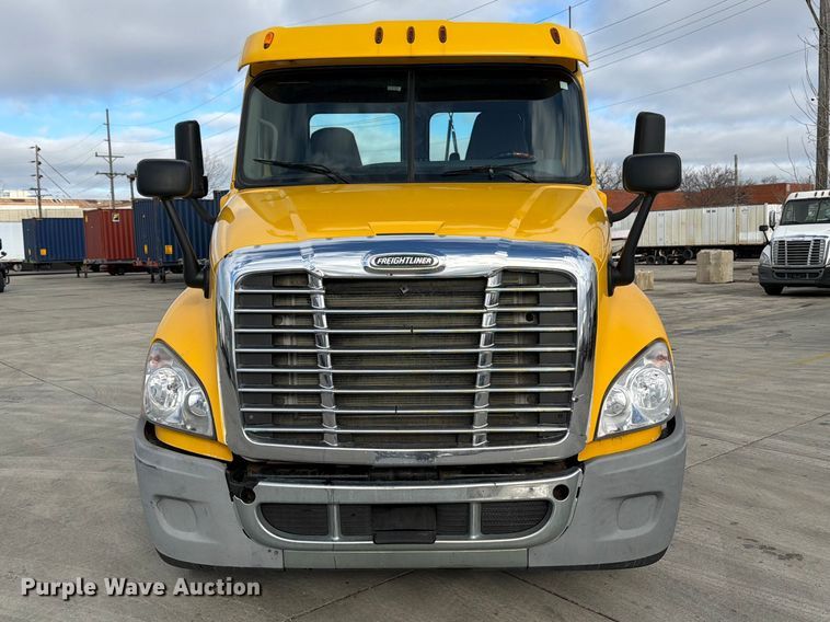 image for item FB8056 2015 Freightliner Cascadia semi truck
