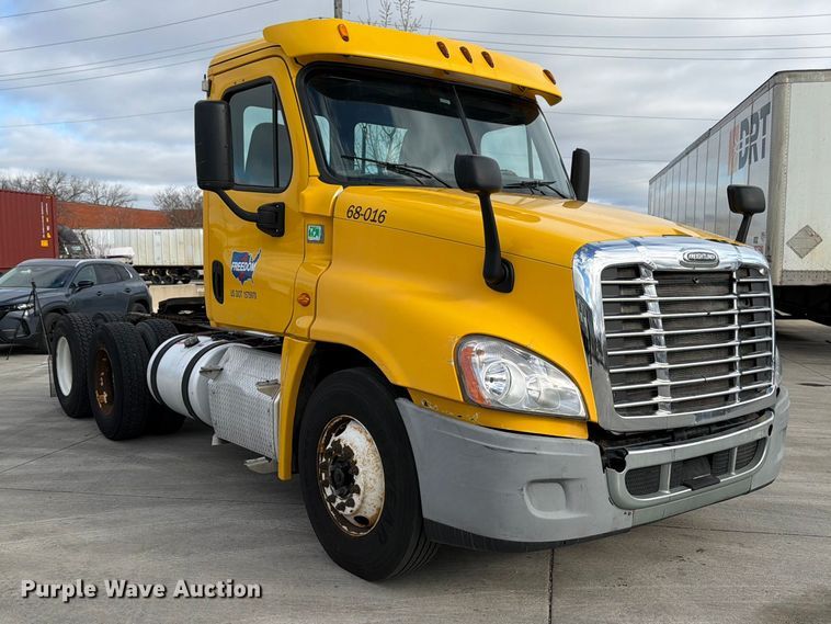 image for item FB8056 2015 Freightliner Cascadia semi truck