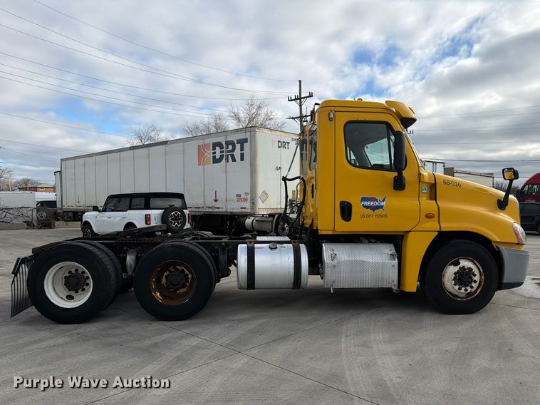 image for item FB8056 2015 Freightliner Cascadia semi truck