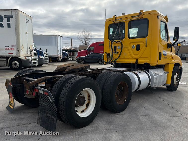 image for item FB8056 2015 Freightliner Cascadia semi truck