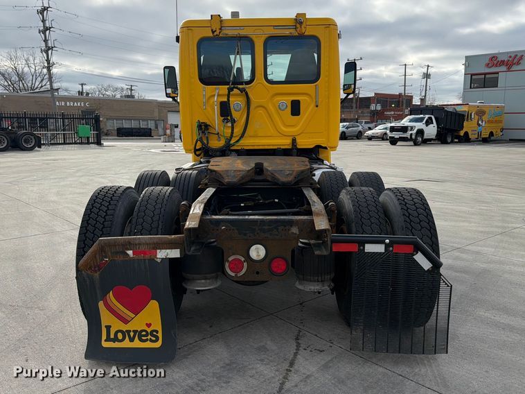 image for item FB8056 2015 Freightliner Cascadia semi truck