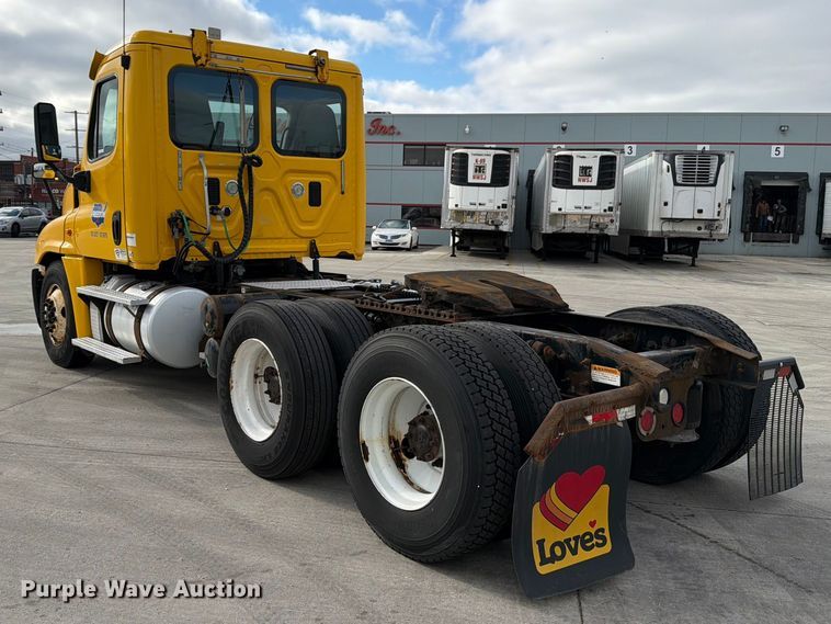 image for item FB8056 2015 Freightliner Cascadia semi truck