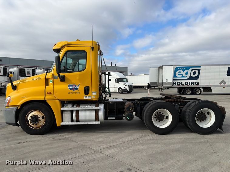 image for item FB8056 2015 Freightliner Cascadia semi truck