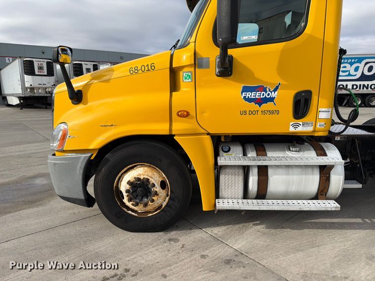 image for item FB8056 2015 Freightliner Cascadia semi truck