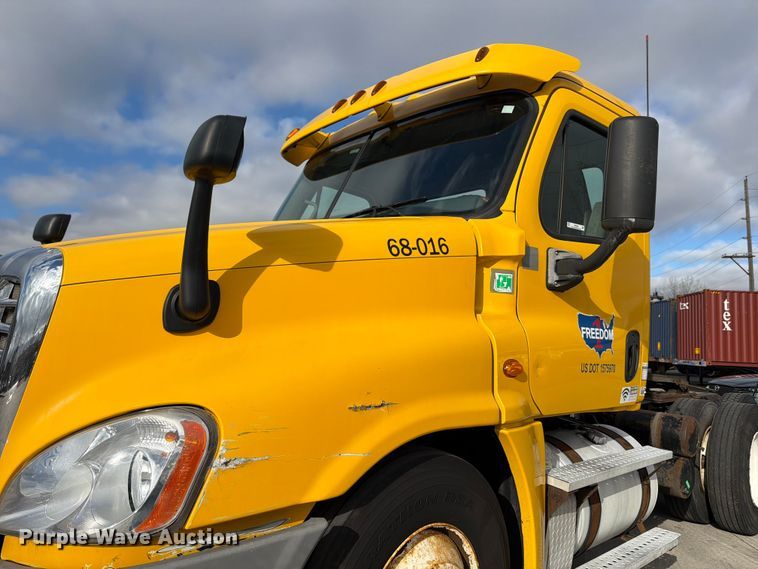 image for item FB8056 2015 Freightliner Cascadia semi truck