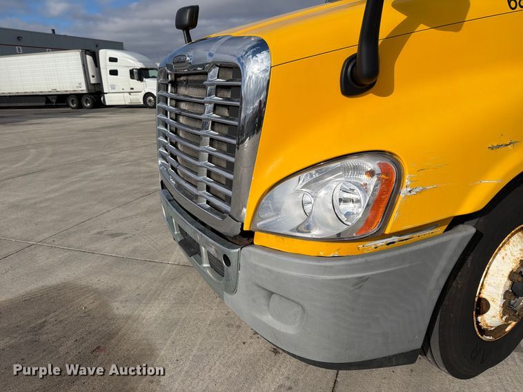 image for item FB8056 2015 Freightliner Cascadia semi truck
