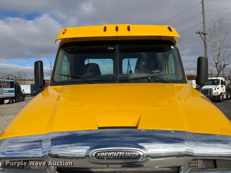 image for item FB8056 2015 Freightliner Cascadia semi truck