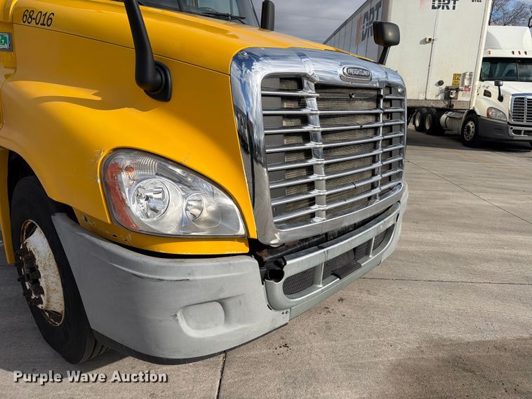 image for item FB8056 2015 Freightliner Cascadia semi truck