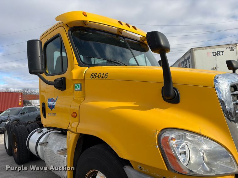 image for item FB8056 2015 Freightliner Cascadia semi truck