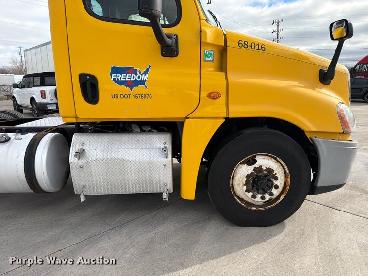 image for item FB8056 2015 Freightliner Cascadia semi truck