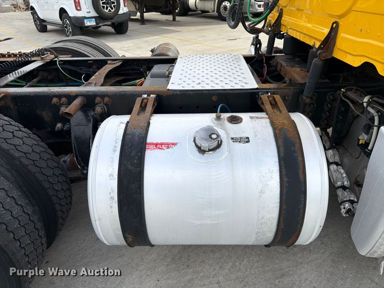 image for item FB8056 2015 Freightliner Cascadia semi truck