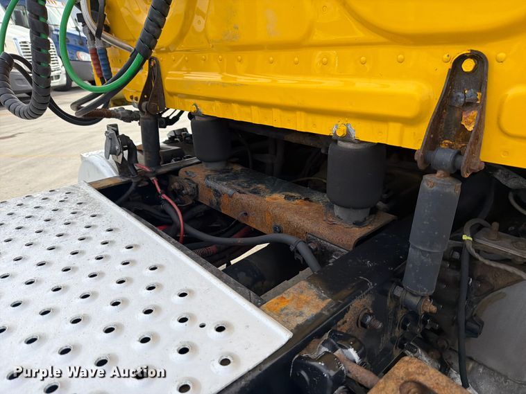 image for item FB8056 2015 Freightliner Cascadia semi truck