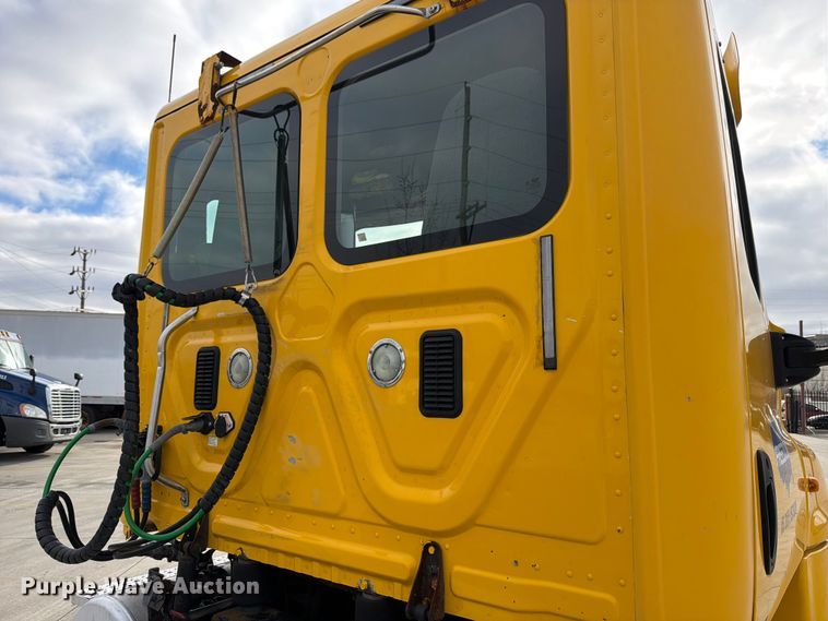 image for item FB8056 2015 Freightliner Cascadia semi truck