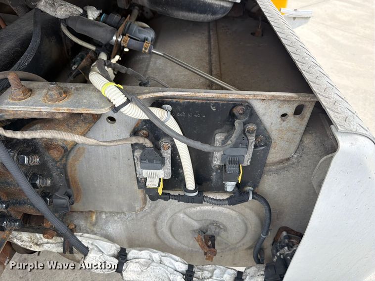 image for item FB8056 2015 Freightliner Cascadia semi truck