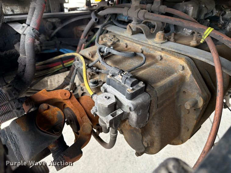 image for item FB8056 2015 Freightliner Cascadia semi truck