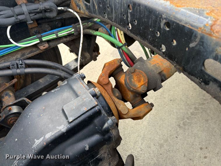 image for item FB8056 2015 Freightliner Cascadia semi truck