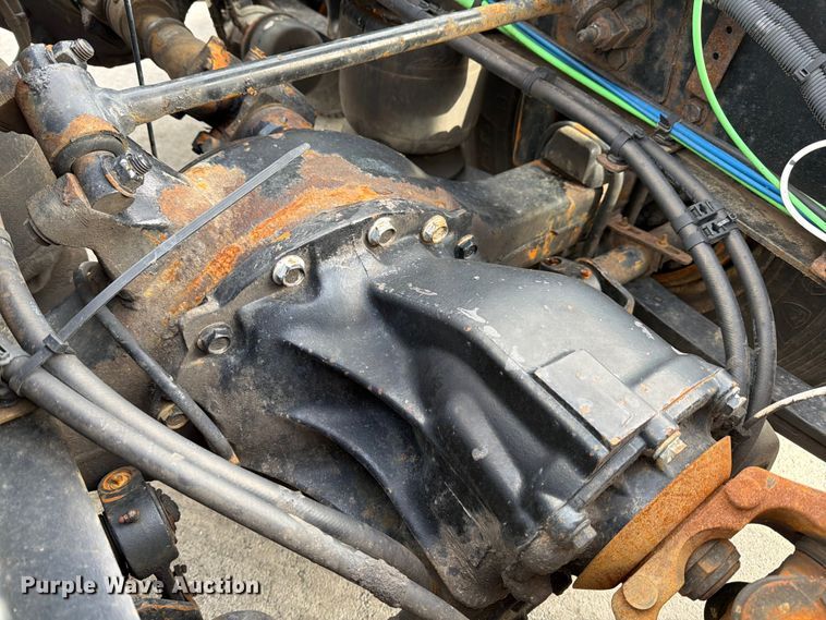 image for item FB8056 2015 Freightliner Cascadia semi truck