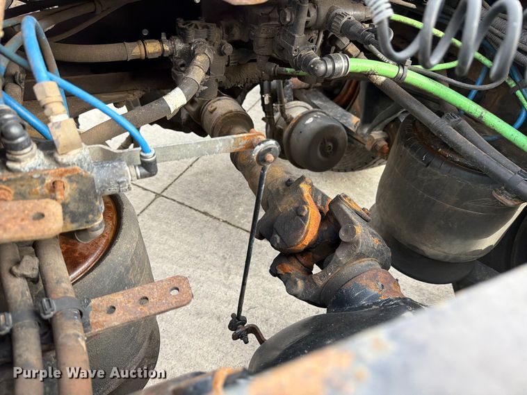 image for item FB8056 2015 Freightliner Cascadia semi truck