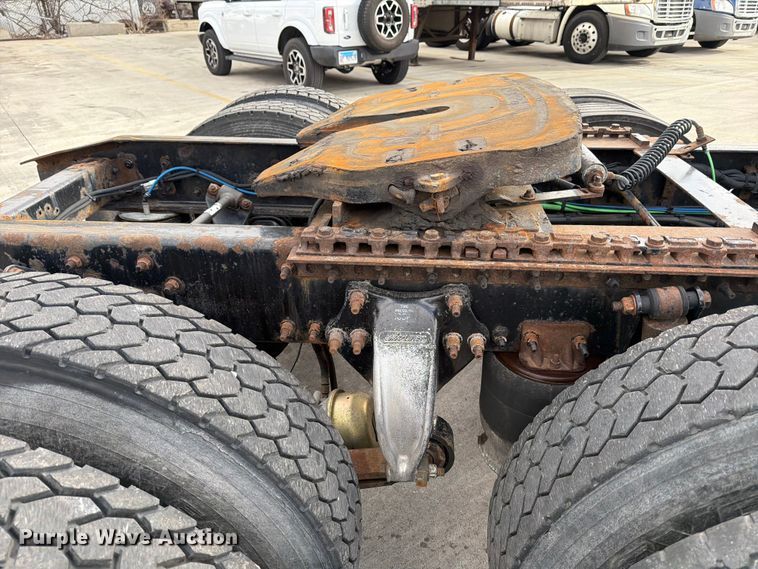 image for item FB8056 2015 Freightliner Cascadia semi truck