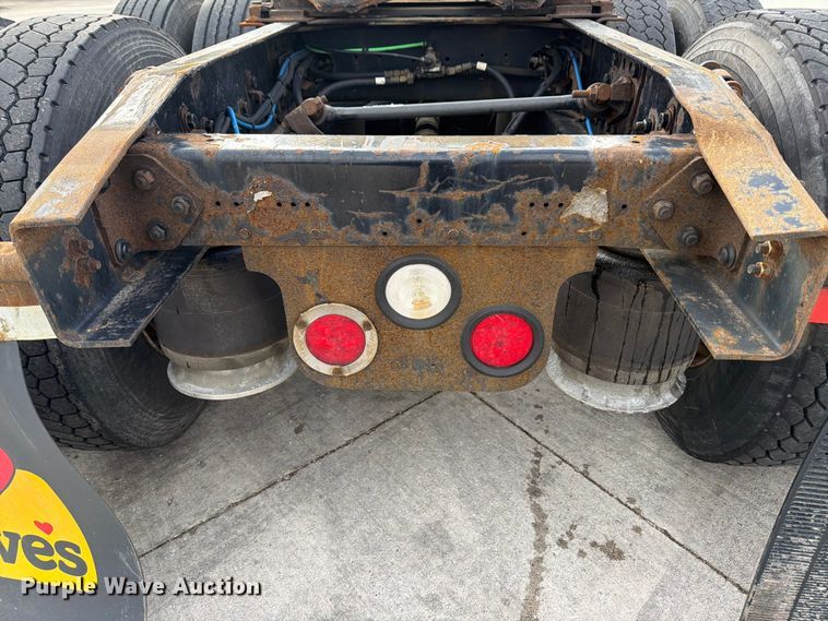 image for item FB8056 2015 Freightliner Cascadia semi truck