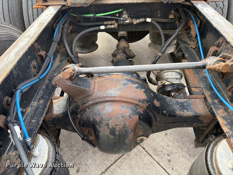 image for item FB8056 2015 Freightliner Cascadia semi truck