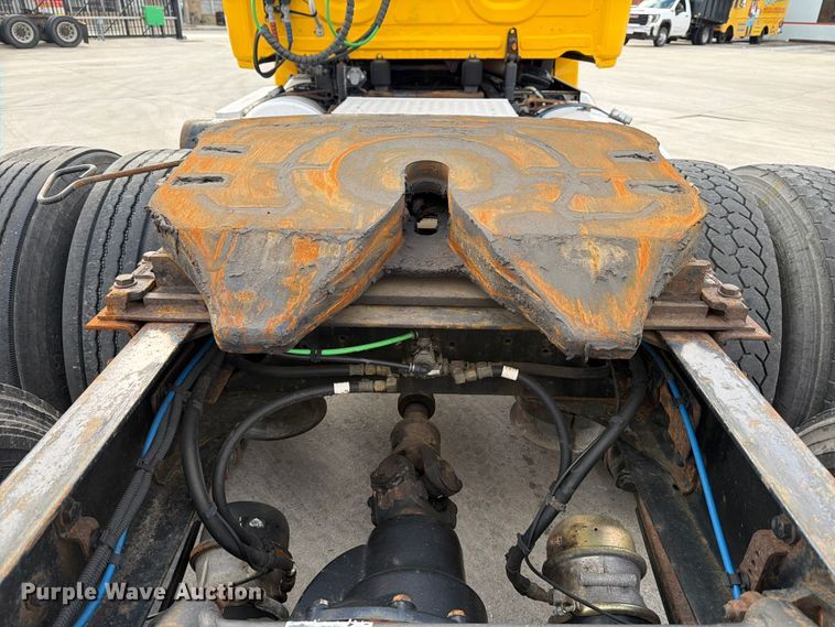 image for item FB8056 2015 Freightliner Cascadia semi truck